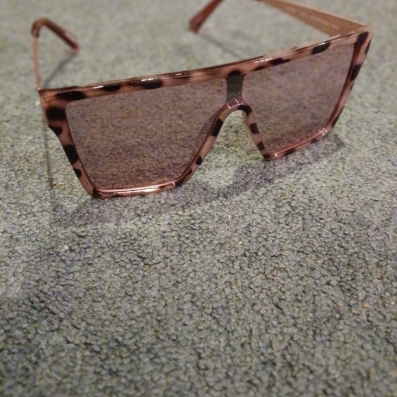 Sunglasses with case bebe worn or used - Picture 2 of 5